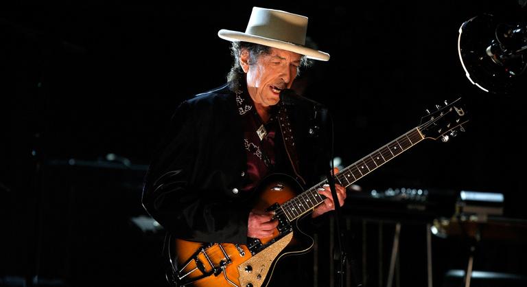 Bob Dylan kitiltotta a mobiltelefonokat az európai turnéjáról