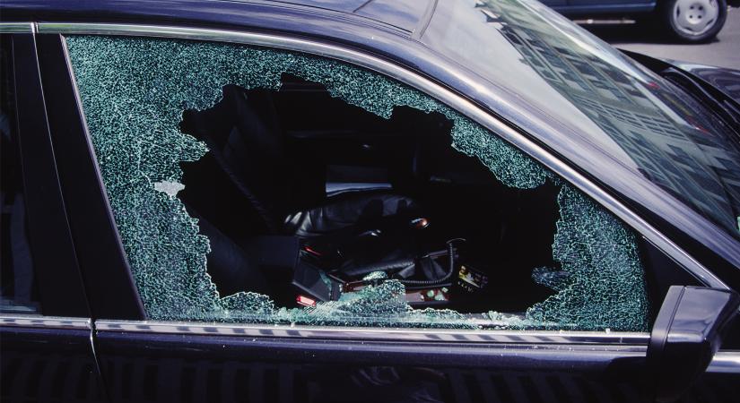Így törd be az autó ablakát, ha valaki bajban van