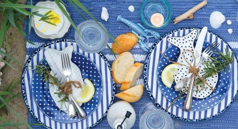 Kék és fehér dekorációval tengerparti piknik hangulatot varázsolhatsz a kertedbe