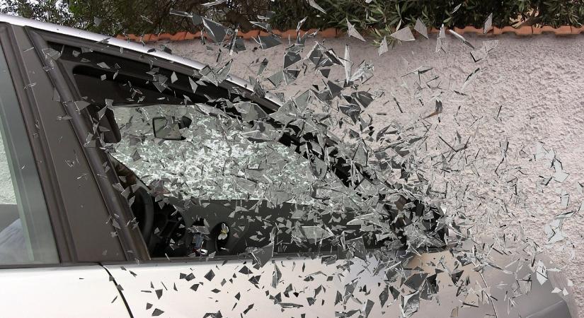 Életmentő tipp: Így törd be az autó ablakát, ha menteni kell!