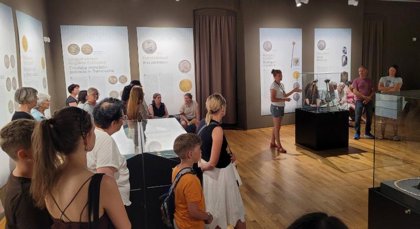 Jutalomkiránduláson nézhette meg több száz diák A fejedelmek aranya című kiállítást a Csíky Székely Múzeumban
