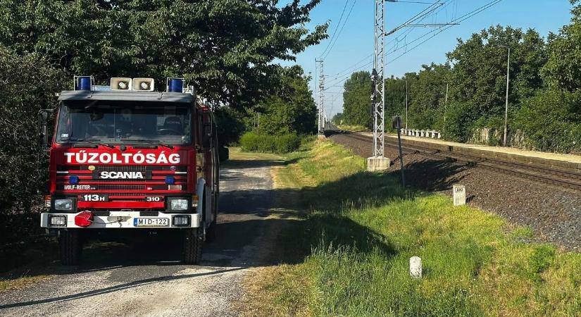 Valódi csoda: átment a vonat a Renault-on Csánignál, karcolásokkal úszták meg az utasok