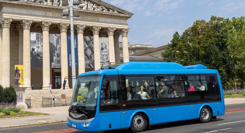 A Városligetben tette meg első köreit a bajai gyár fejlesztése: bemutatták az új magyar elektromos midibuszt