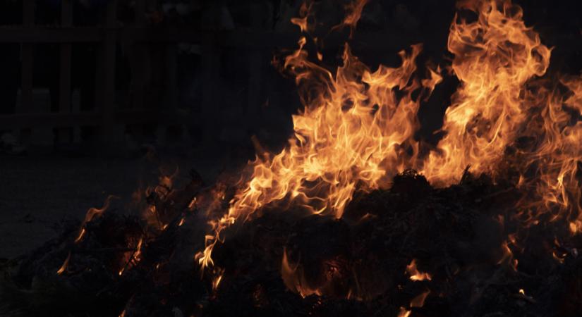 Felcsaptak a lángok Debrecenben: százötven embernek kellett elhagynia egy egészségügyi intézményt
