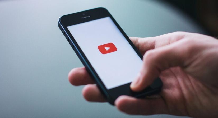 Több mint kétszáz YouTube-fiók blokkolásának feloldását követeli az orosz médiahatóság