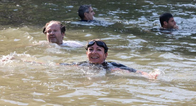A párizsi polgármester úszott a Szajnában, hogy bizonyítsa a folyó tisztaságát