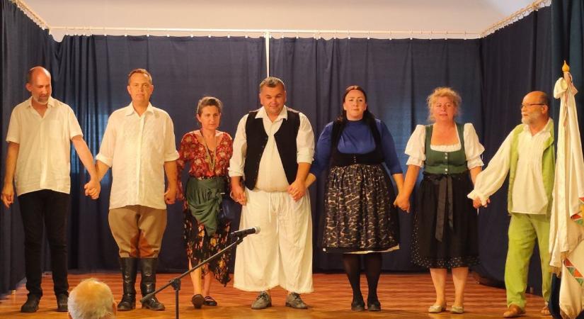 Nagy sikert aratott a Vasvári Játékszín a zsennyei falunapon