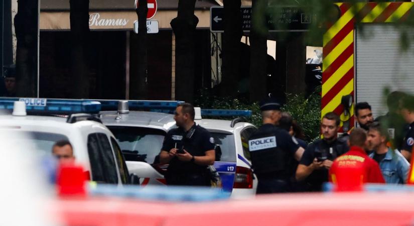 Egy kávézóba hajtott egy autós Párizsban, egy ember meghalt
