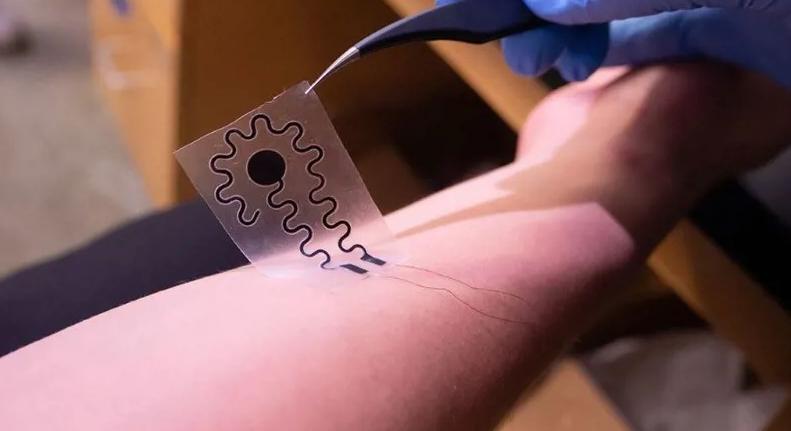 Nyújtható elektróda reprodukálja az emberi bőr érzékelését