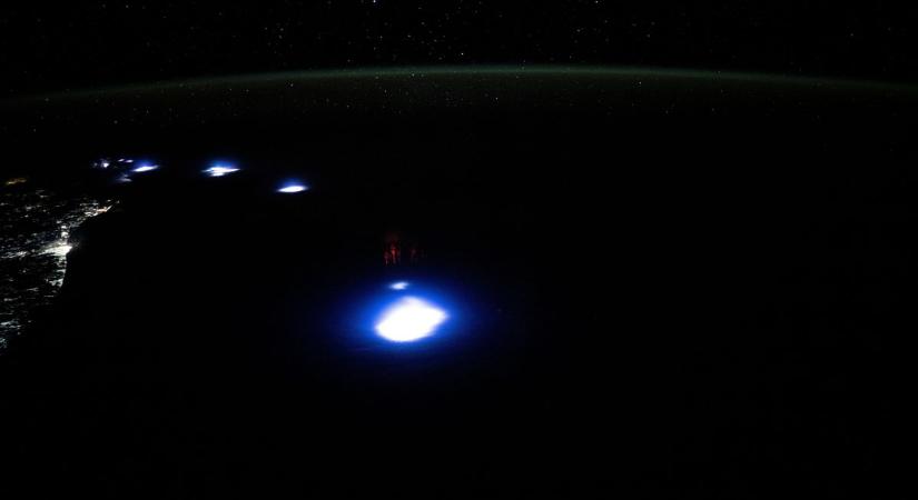 Idegen űrhajókra emlékeztető, izzó gömböket fotóztak a Nemzetközi Űrállomáson