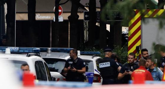 Egy párizsi kávézó teraszára hajtott egy autós: egy ember meghalt, többen megsérültek