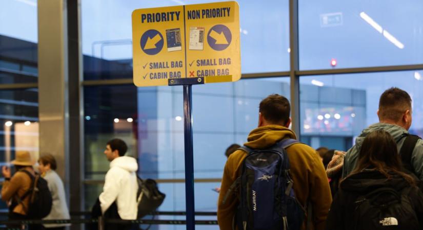 Úgy rúgták ki a fiatal párt a reptérről egy apró hiba miatt, mintha „bűnözők lennének”