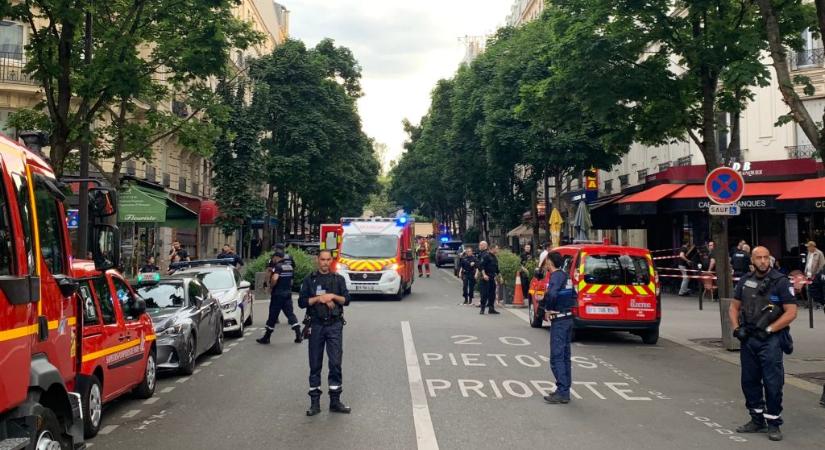 Étterem teraszára hajtott egy autó Párizsban, egy ember meghalt