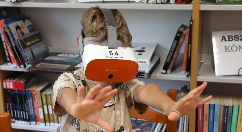 Nézd meg fotókon, hogy használták a VR szemüveget a fiatalok!