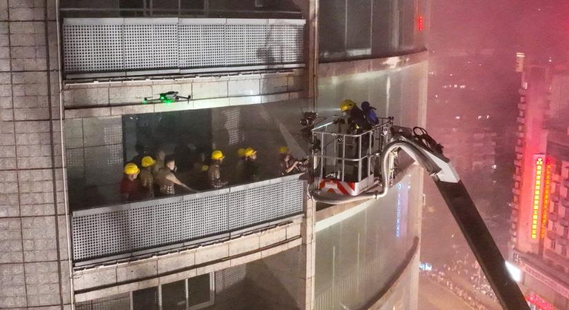 Tűz ütött ki egy kínai bevásárlóközpontban, tizenhat halott