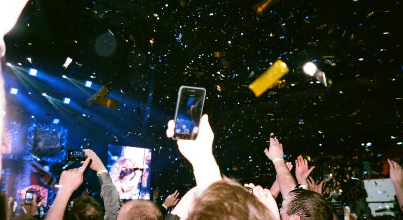 Ennek a világsztárnak a koncertjeire nem vihetsz be idén mobiltelefont