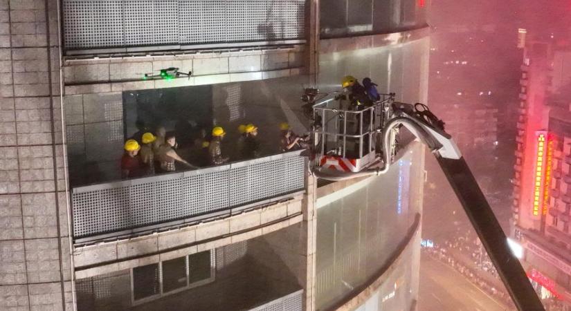 Tizenhat ember meghalt, miután tűz ütött ki egy délnyugat-kínai bevásárlóközpontban