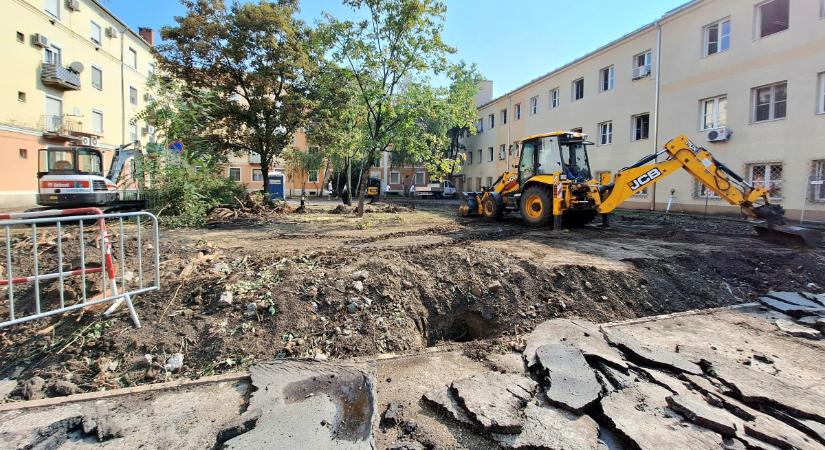 Elkezdődött az új közparkok kiépítése az Attila utcában, Szegeden – képgaléria