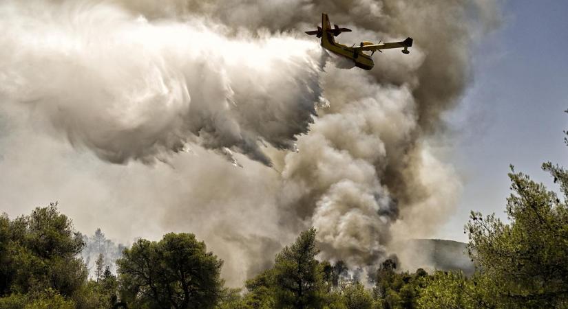Hatalmas tűz pusztít a magyarok egyik kedvenc üdülőhelyén: fotókon az emberfeletti küzdelem a lángokkal