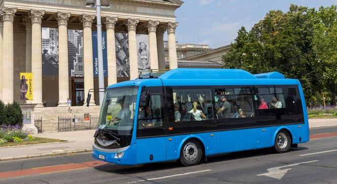 Bemutatták az új magyar elektromos midibuszt, a Városligetben tette meg első köreit a bajai gyár fejlesztése