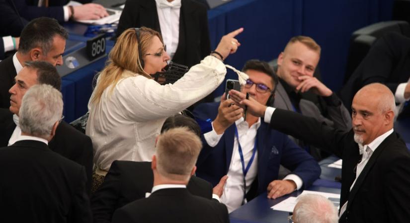 Balhéval indult a plenáris ülés az EP-ben: ki kellett tessékelni egy román képviselőt  videó