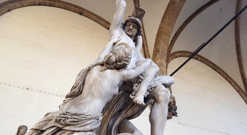 Egy nő szexet imitált egy firenzei szoborral, most egy életre kitiltanák a városból