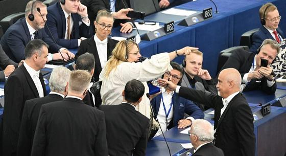 Kiutasítottak egy román képviselőt az EP ülésterméből – videó
