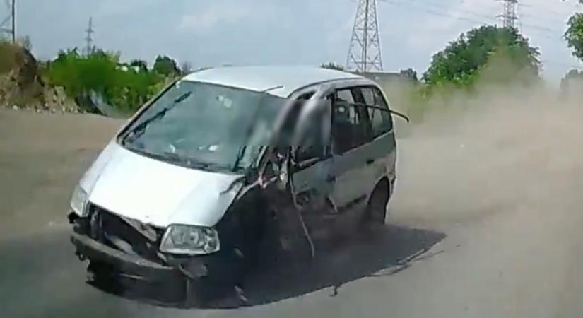 Félelmetes, ahogy teherautónak csapódik egy VW Sharan az Ócsai úton