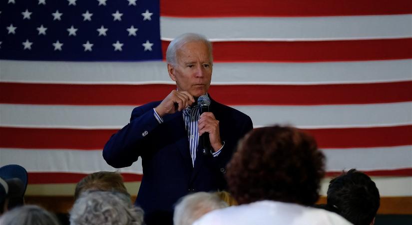 Rémisztően életidegen dolgot tett a kezével Joe Biden, kontroll nélkülinek tűntek az USA elnökének mozdulatai