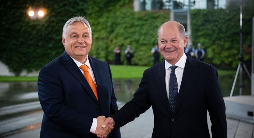 Orbán Viktor nincs egyedül: össztűz zúdul rá Brüsszelben, de a német kancellár váratlanul megvédte a magyar miniszterelnököt