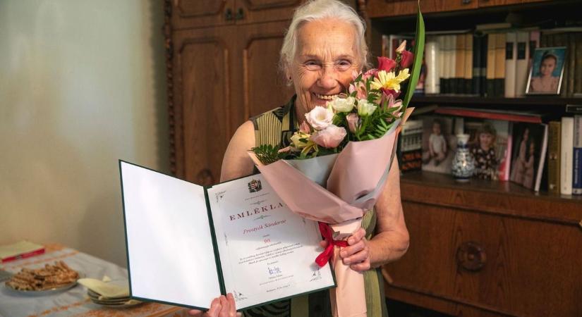 90 évesen is rabló-pandúrosat játszik dédunokáival a debreceni Margit néni