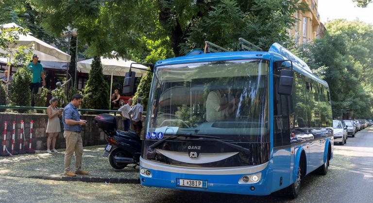 A Városligetben tette meg első köreit az új magyar elektromos midibusz