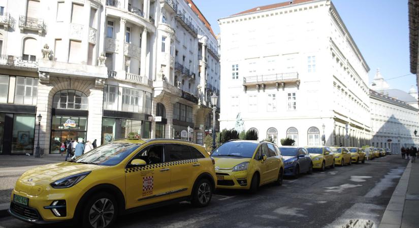 Taxisokat zaklatott egy bűnbanda Budapesten
