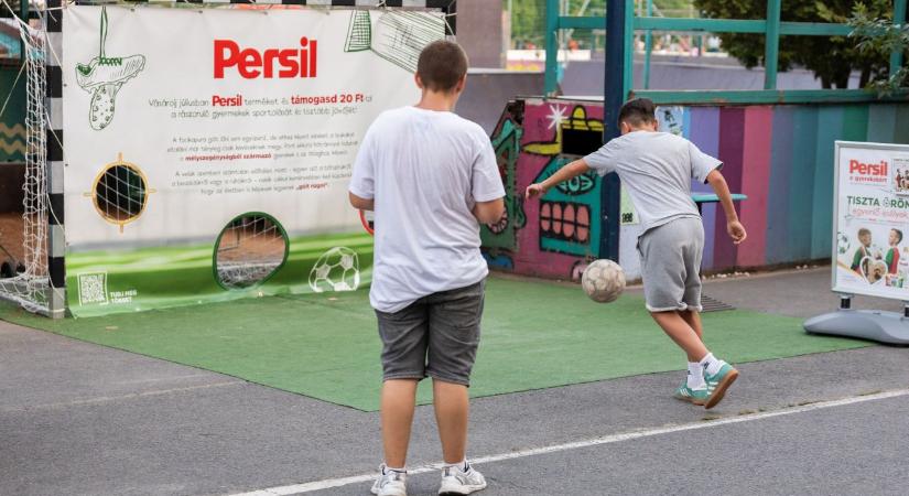 Speciális futballkapu segítségével hívja fel a figyelmet a Persil kampánya