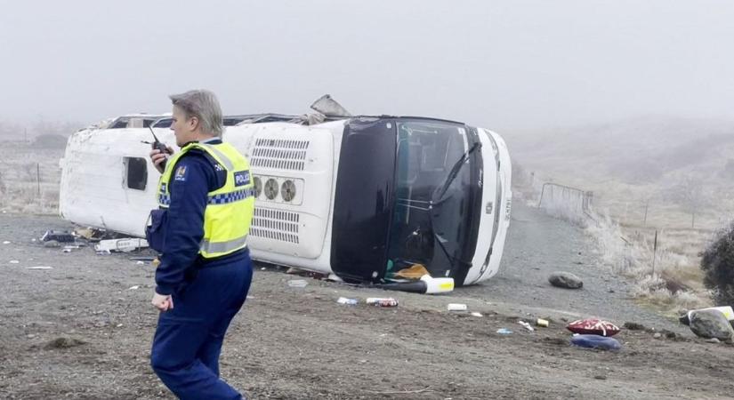 Sokan megsérültek Új-Zélandon, amikor két busz is felborult