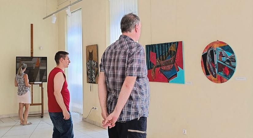 Kecskeméti művészek alkotásai tekinthetők meg a bajai kiállításon – galériával