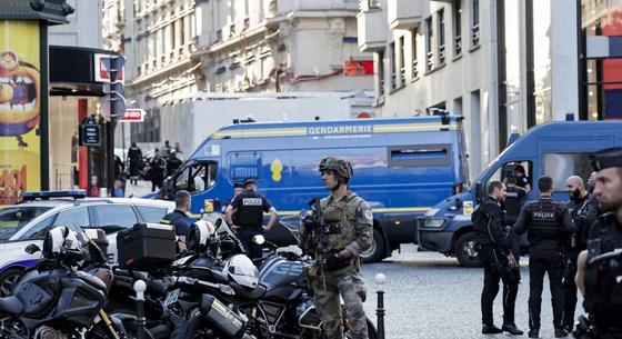 Késsel támadt rendőrre egy férfi Párizs belvárosában