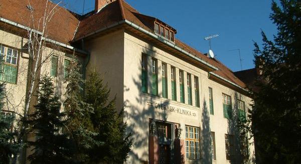 A szülők vitték a ventilátorokat a Debreceni Gyermekklinika kórtermébe, de így is 32 fok volt