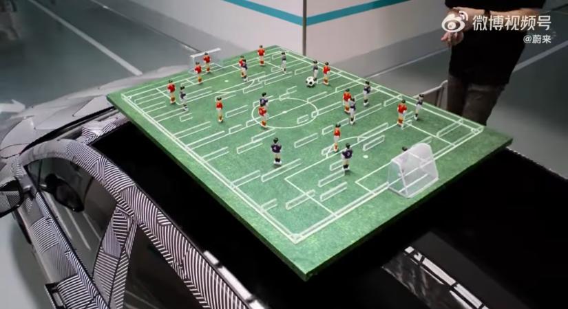 Dekázik és asztali focizik: elképesztő mozgása van ennek a villanyautónak