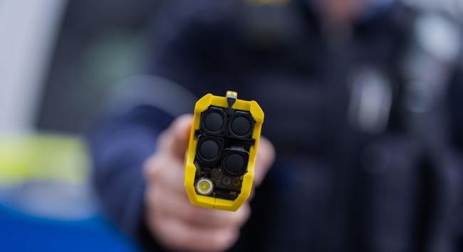 Ukrajnában a rendőrök számára egyszerűsítik az elektromos sokkoló használatát, már nem csak önvédelemre alkalmazhatják