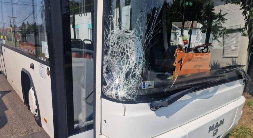 Összeomlott a sofőr – Busszal ütközött egy szabálytalan e-rolleres Dombóváron