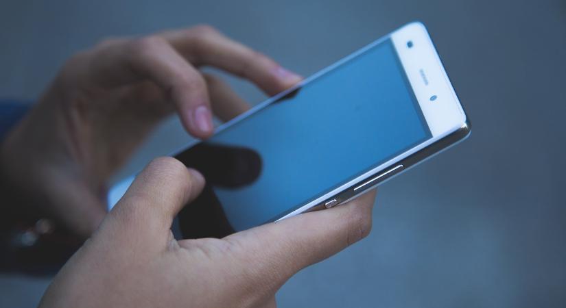Hamis adatokkal rendelt magának hat mobiltelefont a sárvári nő