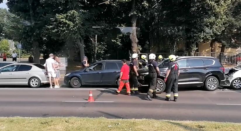 Arat a figyelmetlenség: négy kocsi érte utol egymást egy balesetben Pécsen