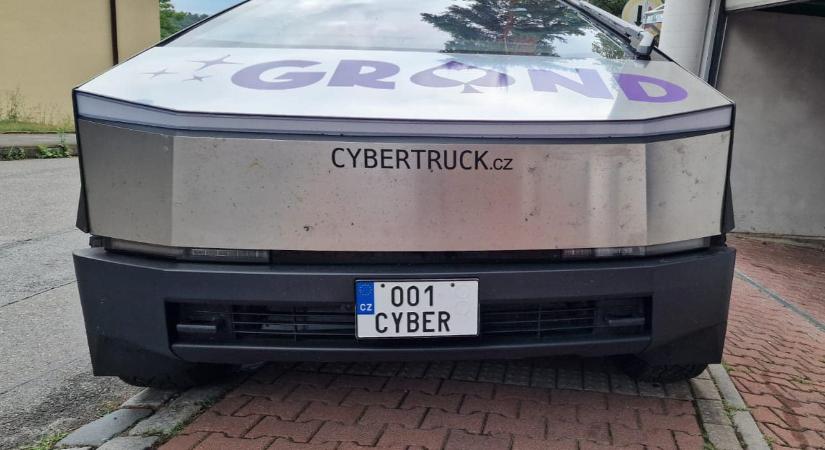 Már két rendszámos Cybertruck van Európában