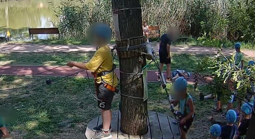 Novák Katalin korábban kitüntette azt az edzőt, aki a szolnoki kalandparkban felrúgott egy gyereket