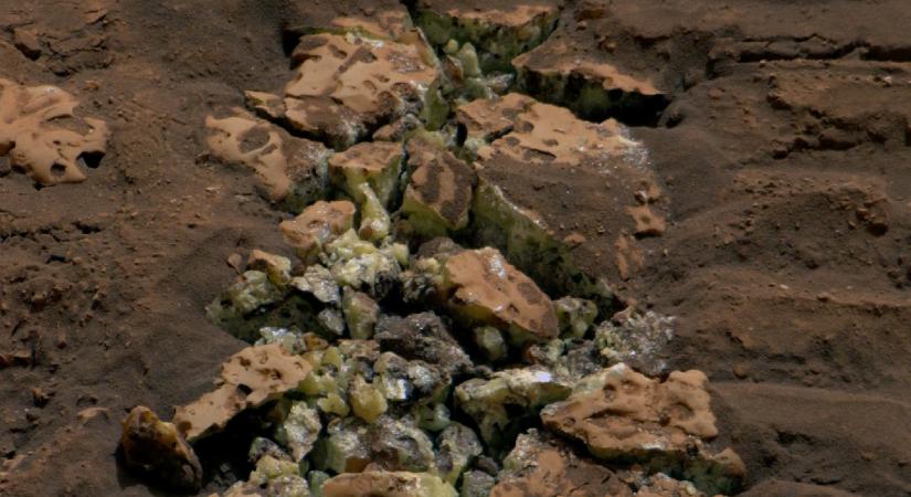 Sárga kristályokra bukkant a Marson a Curiosity, amilyenekhez hasonlót még nem láttunk a bolygón