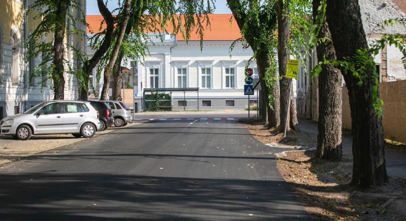 Újabb utca útburkolata újult meg Debrecen belvárosában, parkolóhelyeket is kialakítottak