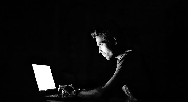 Új törvény lép életbe az online bűnözőkkel szemben