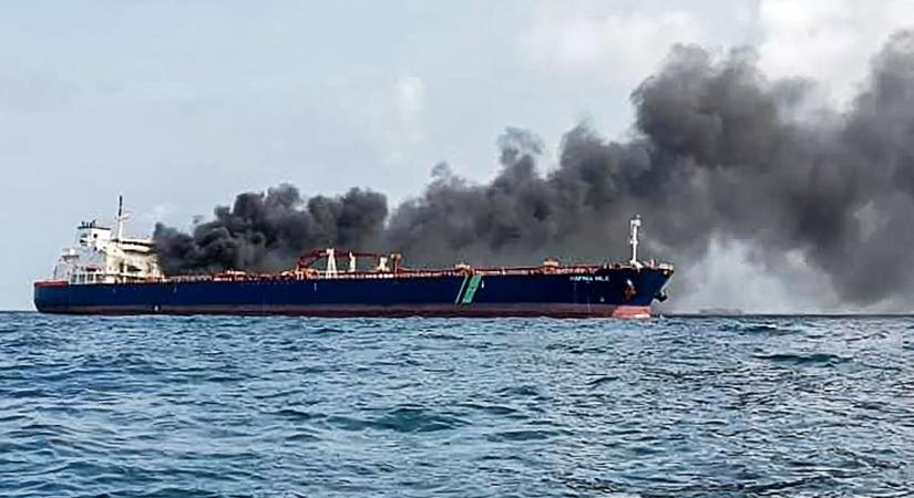 Ütközés után lángol két olajtanker Szingapúr partjainál