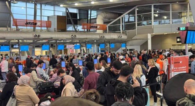 Nem lennénk az utasok helyében: ekkora a káosz a repülőtereken